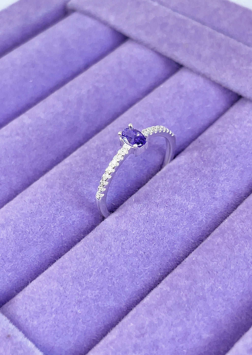 Anel Solitário Cravejado Lilás