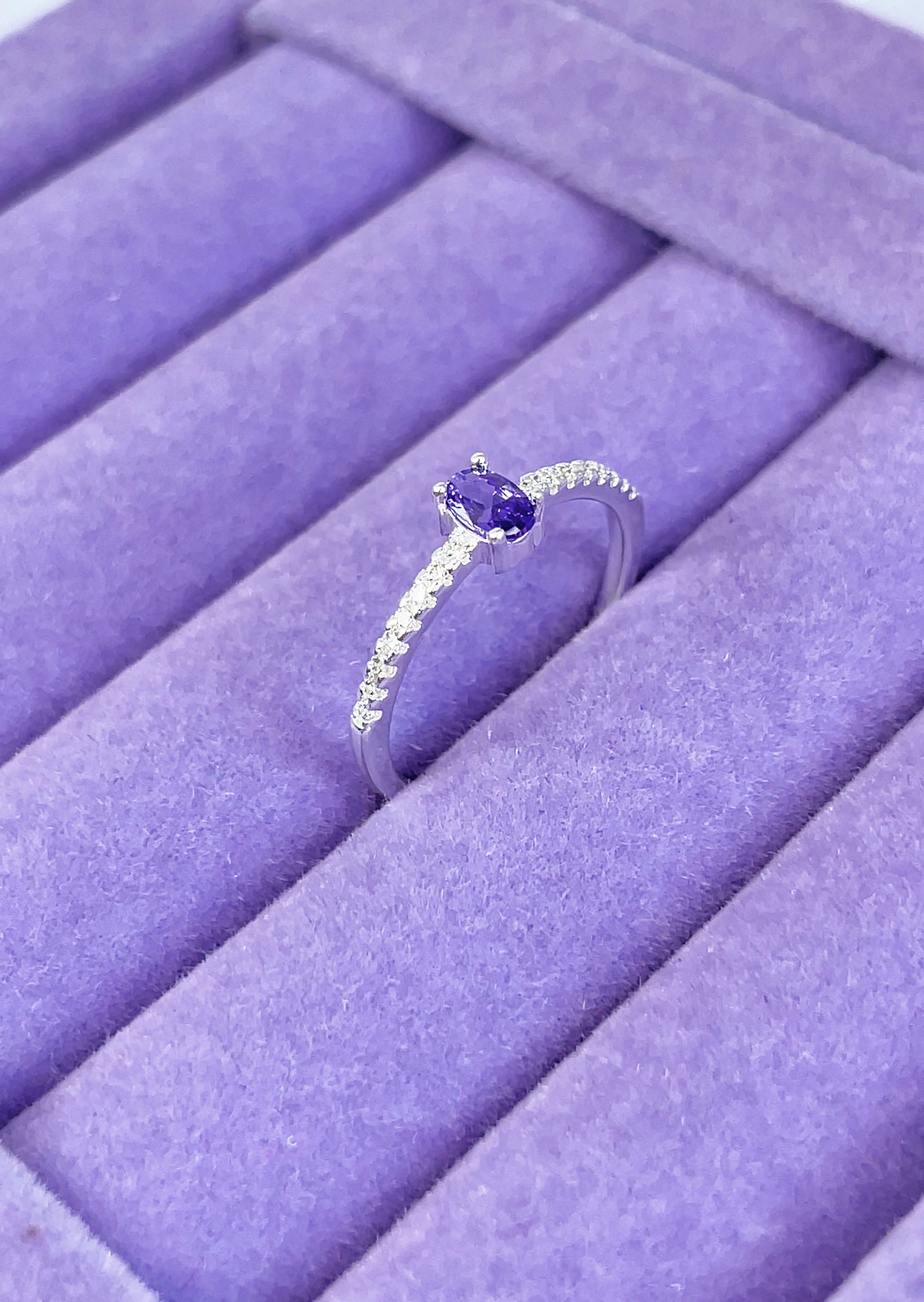 Anel Solitário Cravejado Lilás