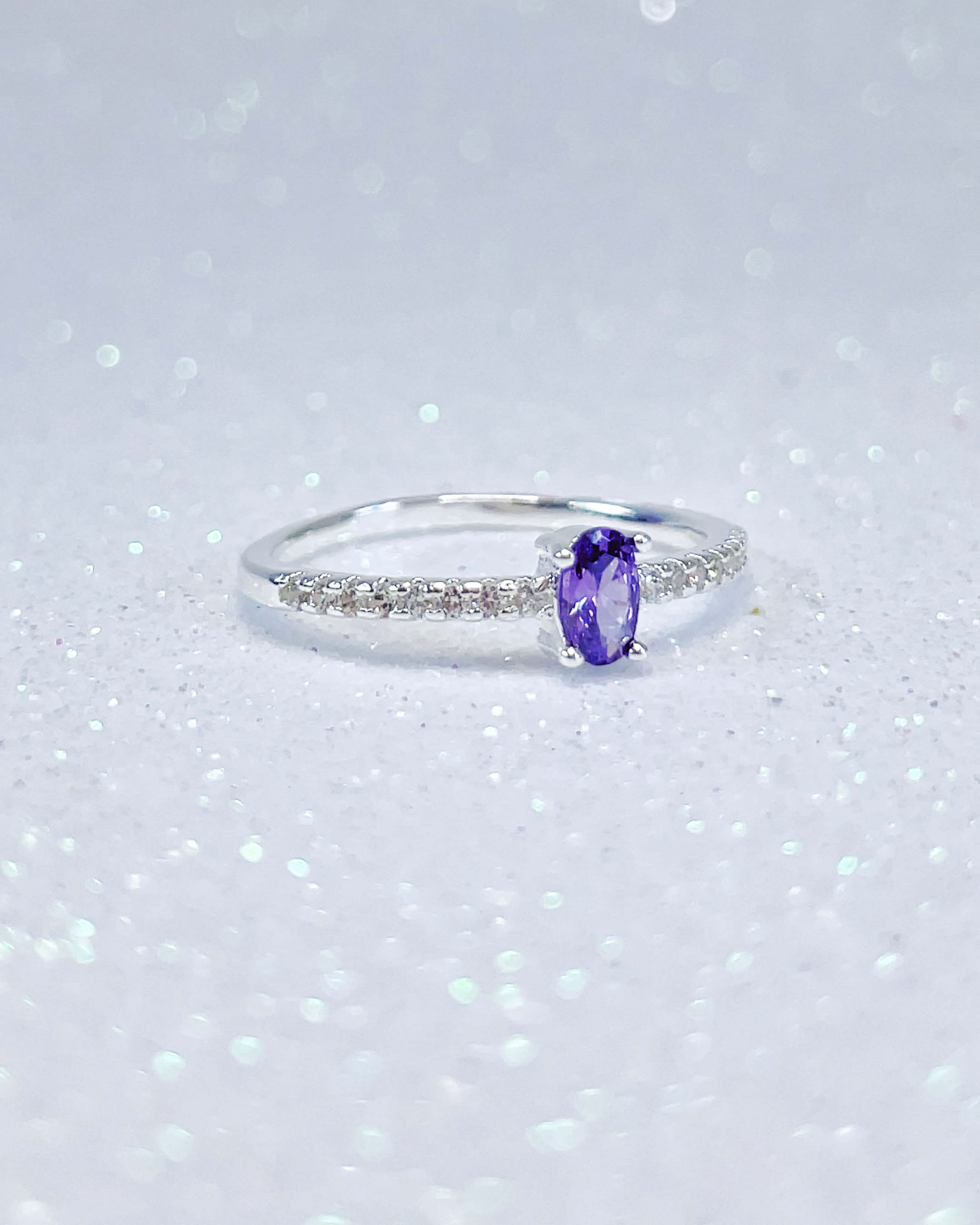 Anel Solitário Cravejado Lilás