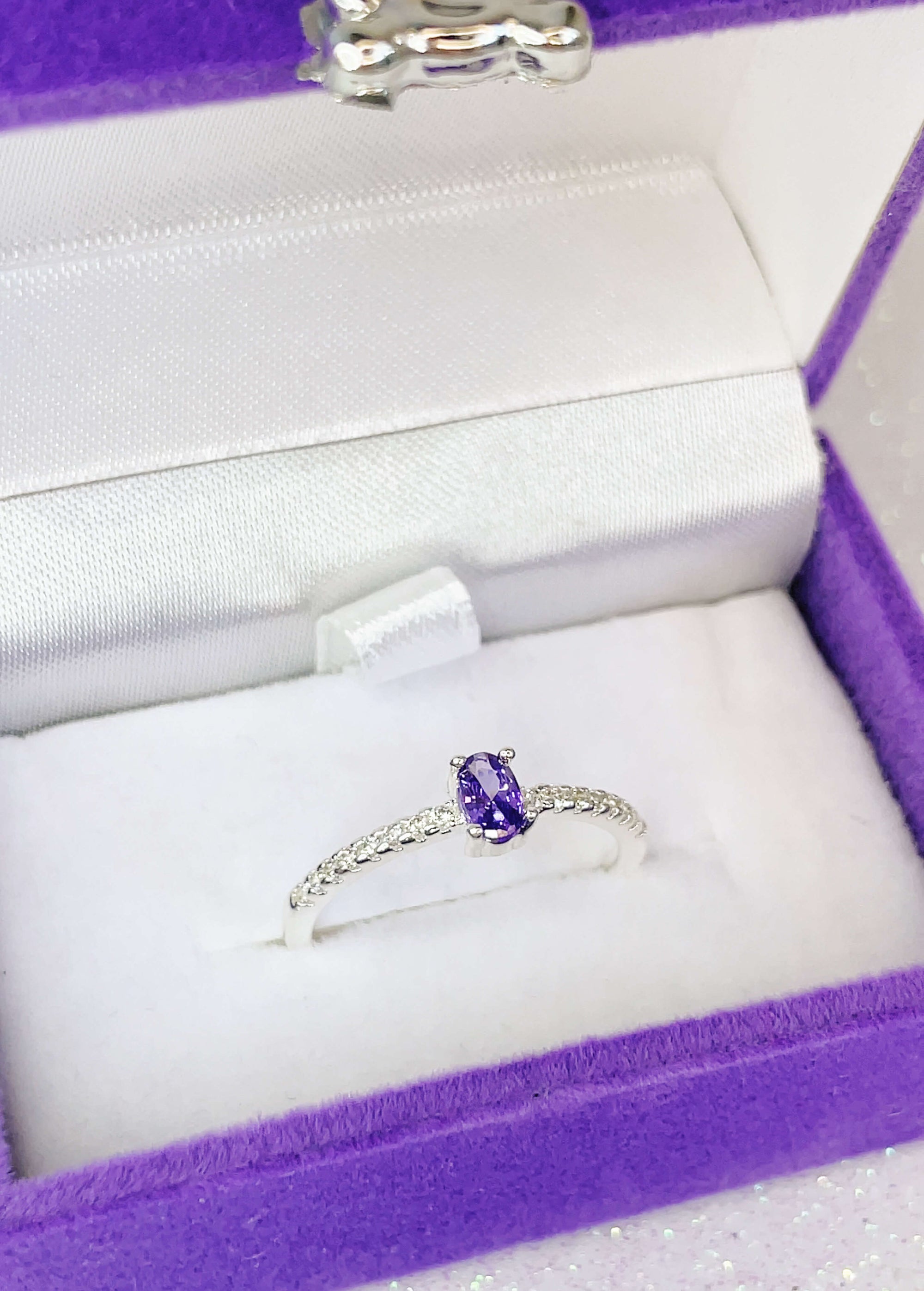 Anel Solitário Cravejado Lilás