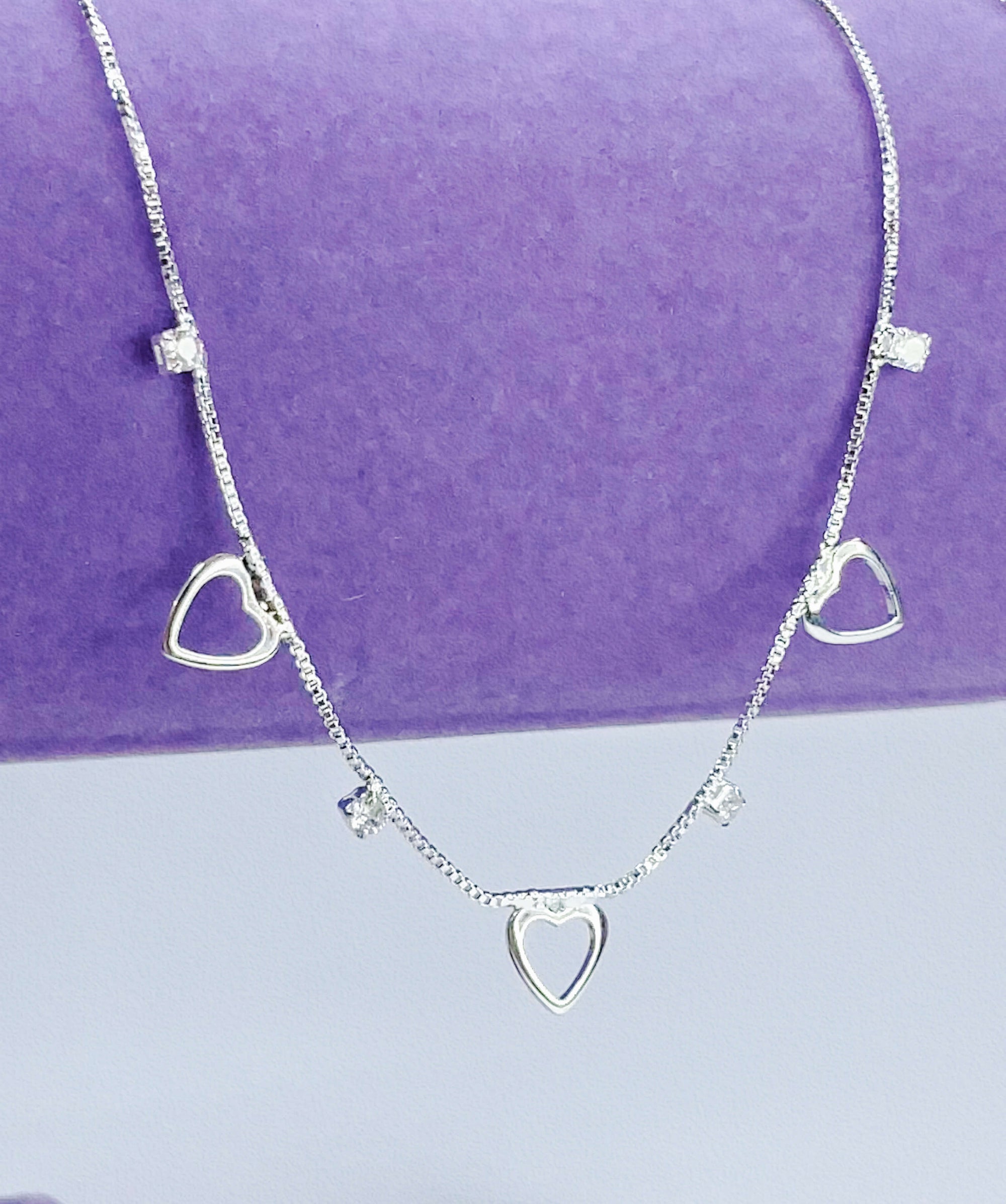 Colar Corações e Pontos de Luz