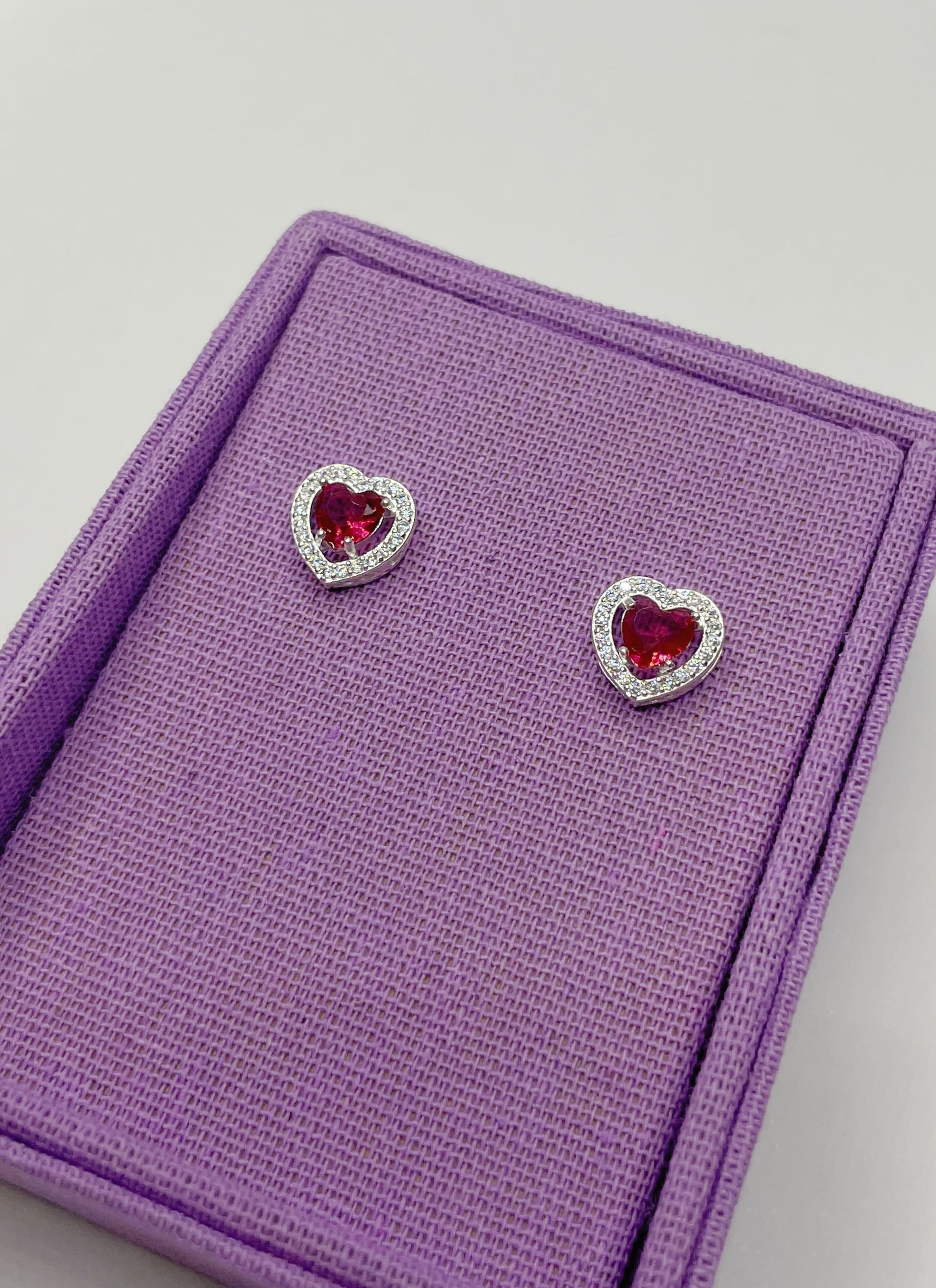 Brinco Coração Cravejado Cherry