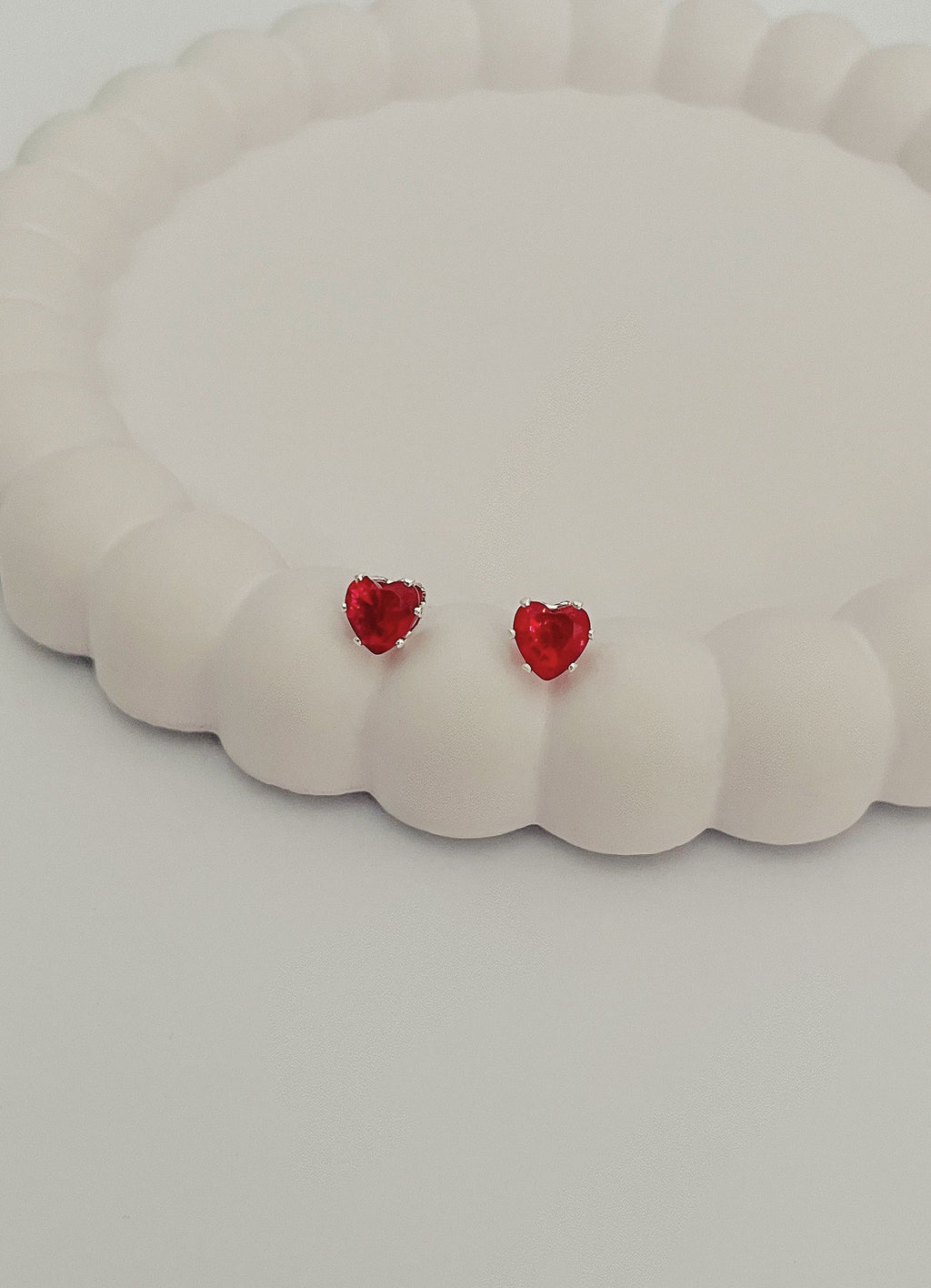 Brinco Coração Ponto de Luz Vermelho