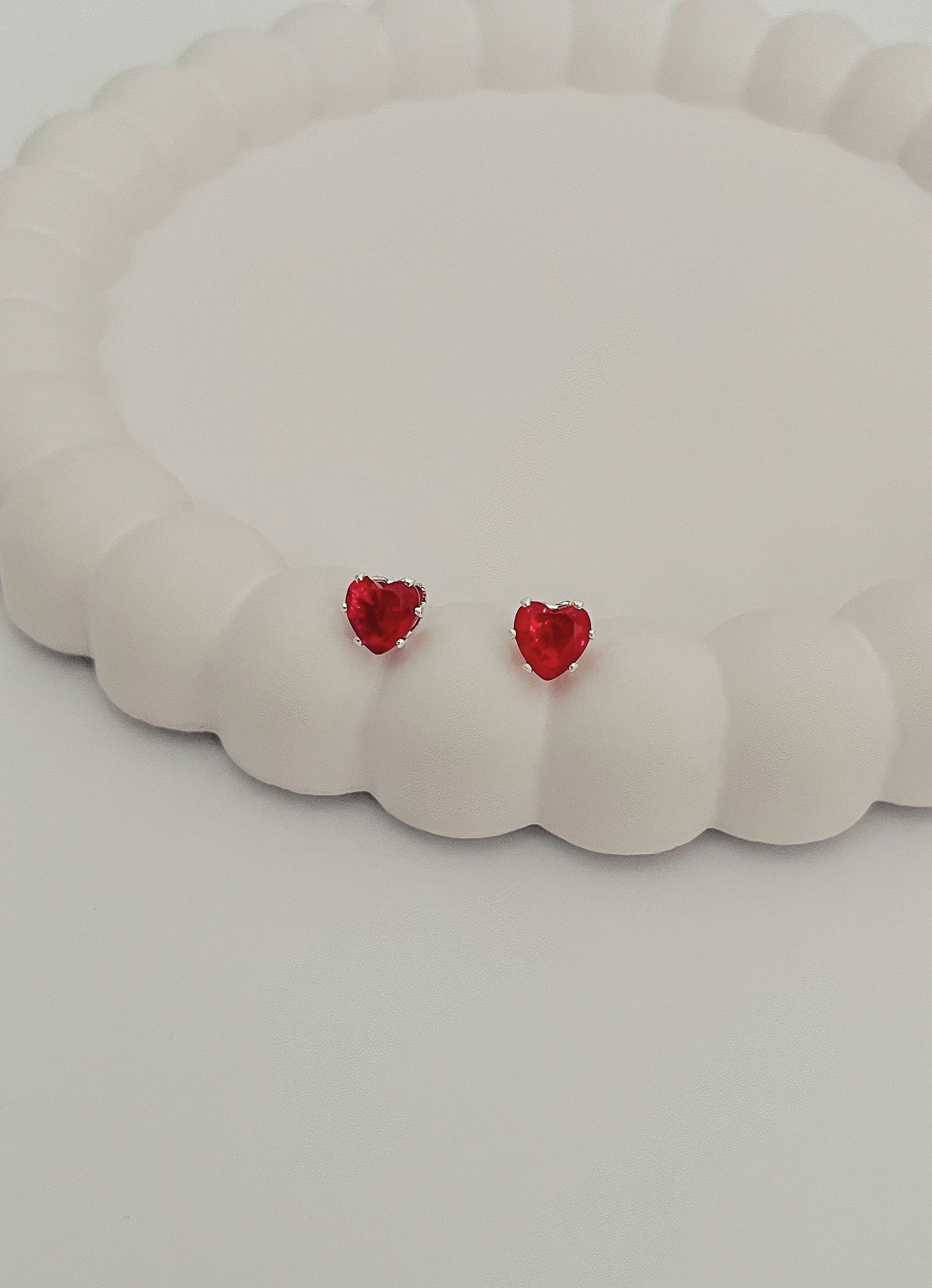 Brinco Coração Ponto de Luz Vermelho