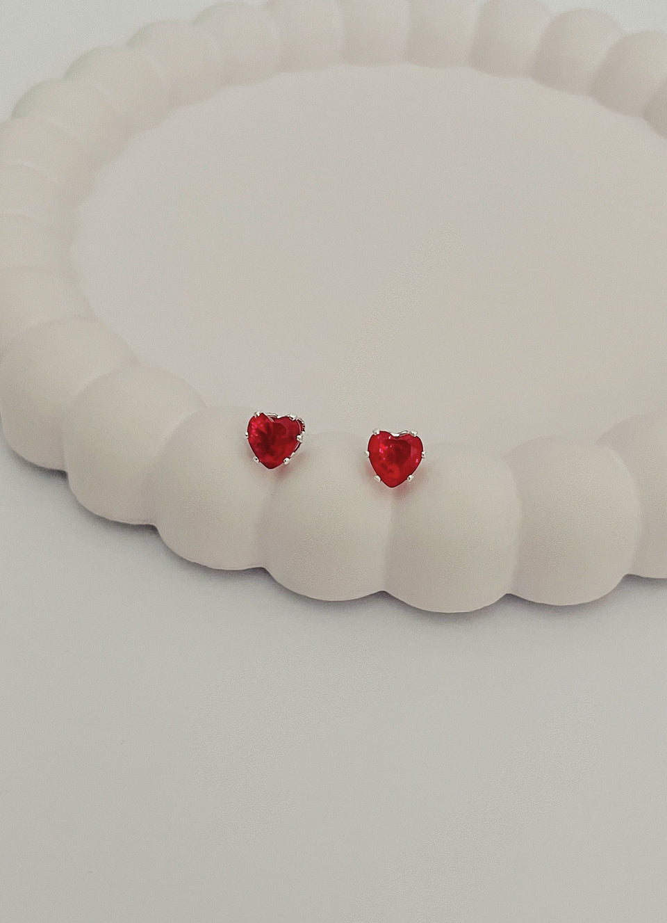 Brinco Coração Ponto de Luz Vermelho