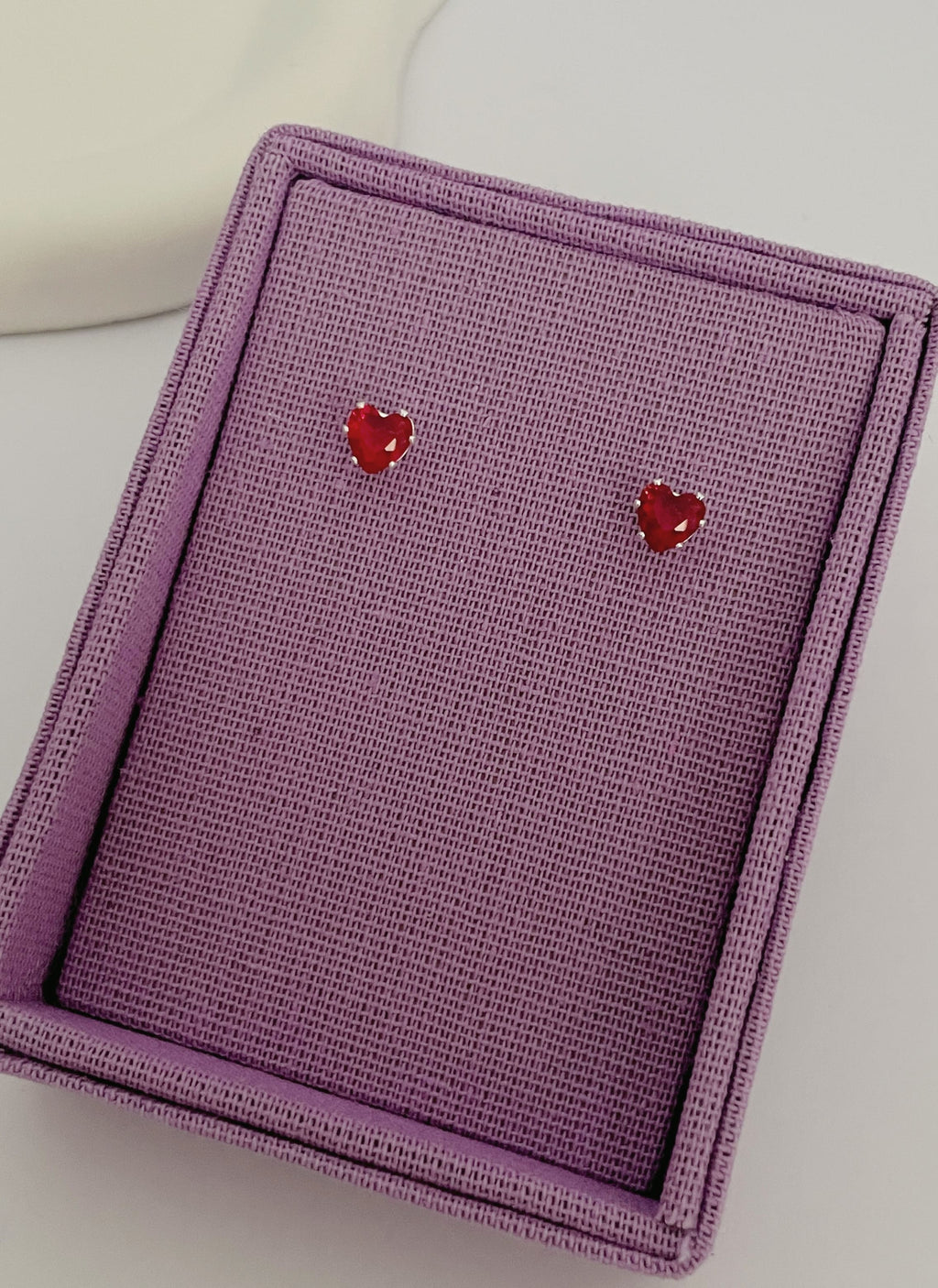 Brinco Coração Ponto de Luz Vermelho