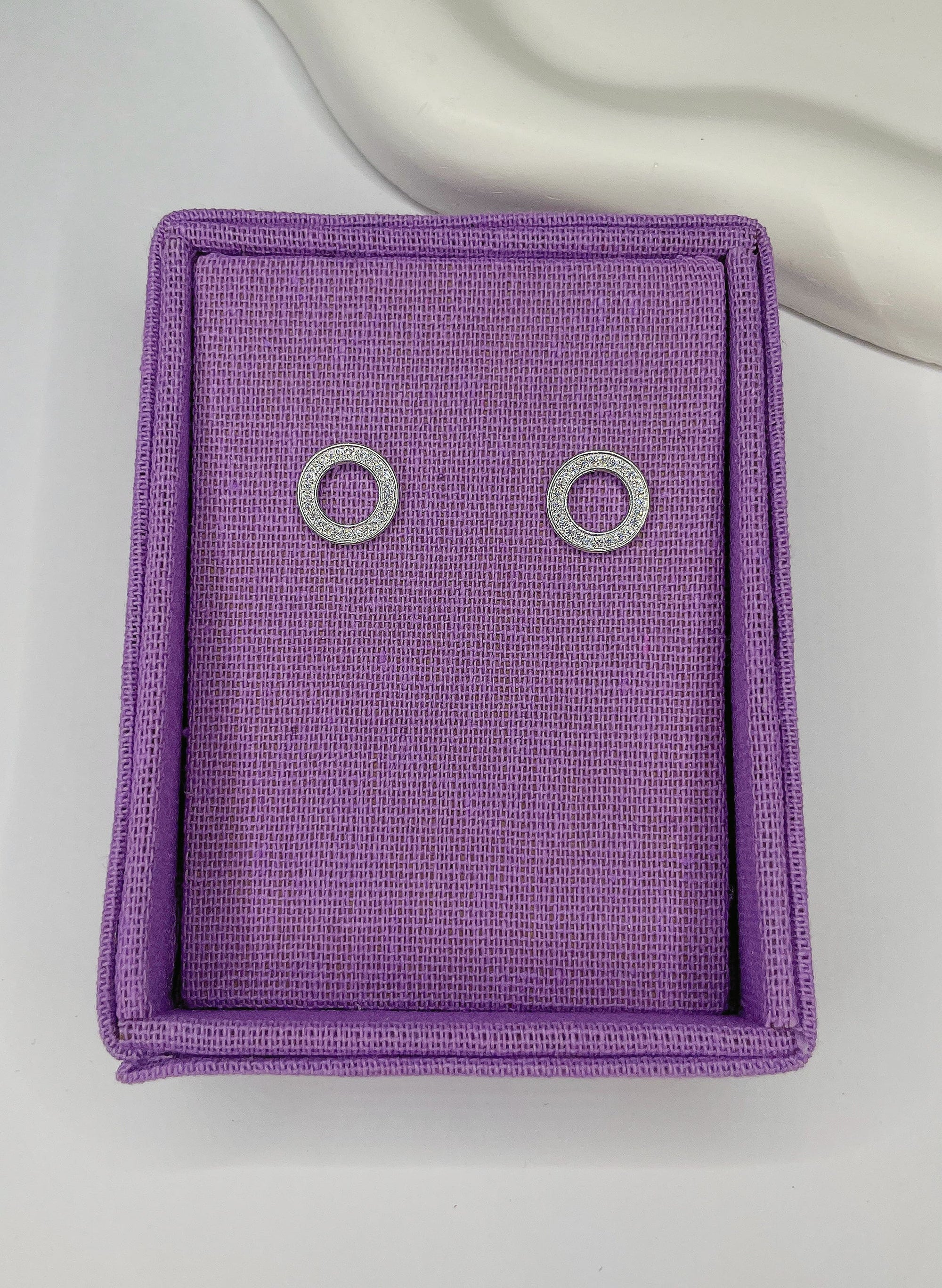 Brinco Circulo Vazado Cravejado