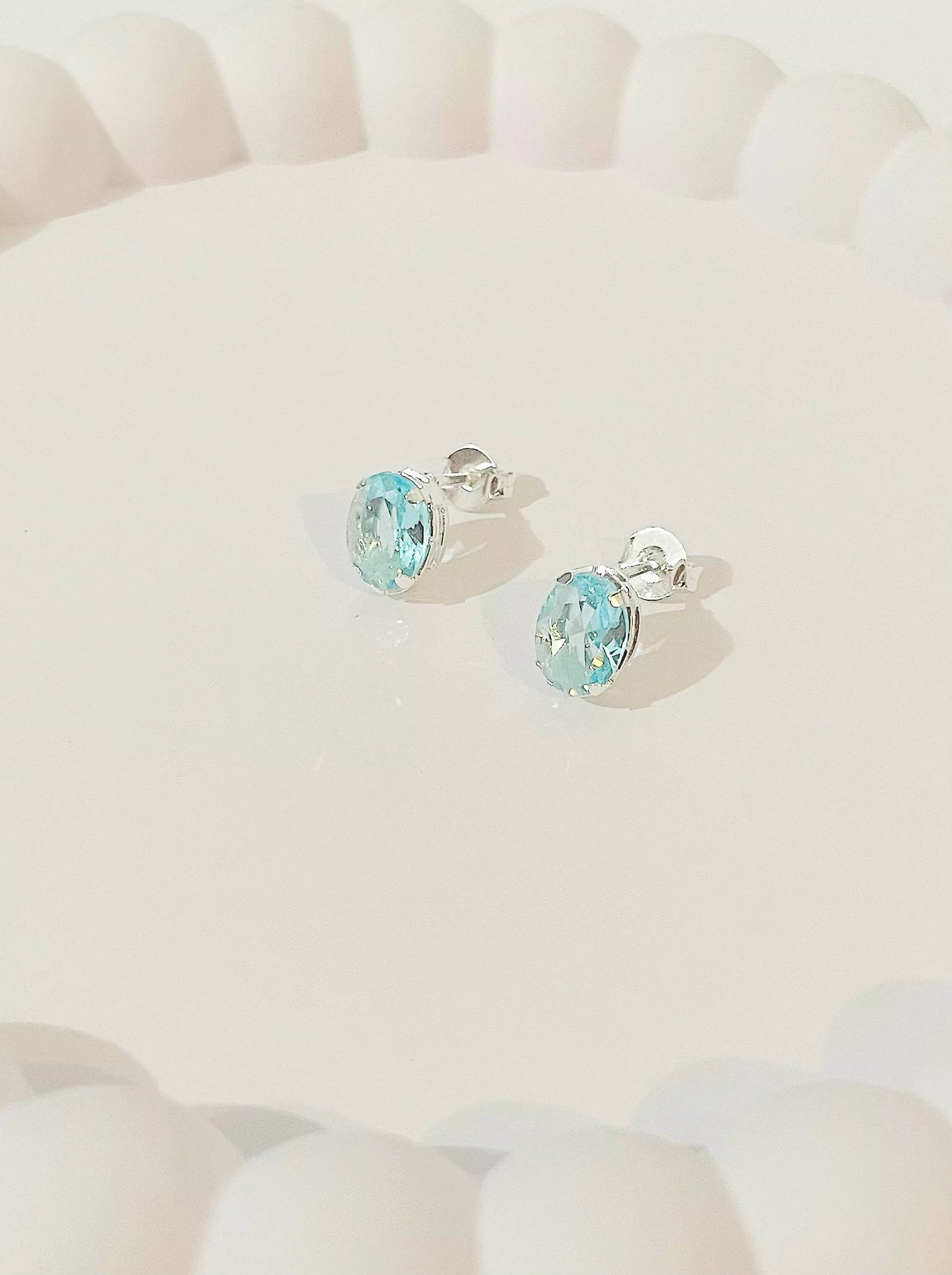 Brinco Oval Azul Claro